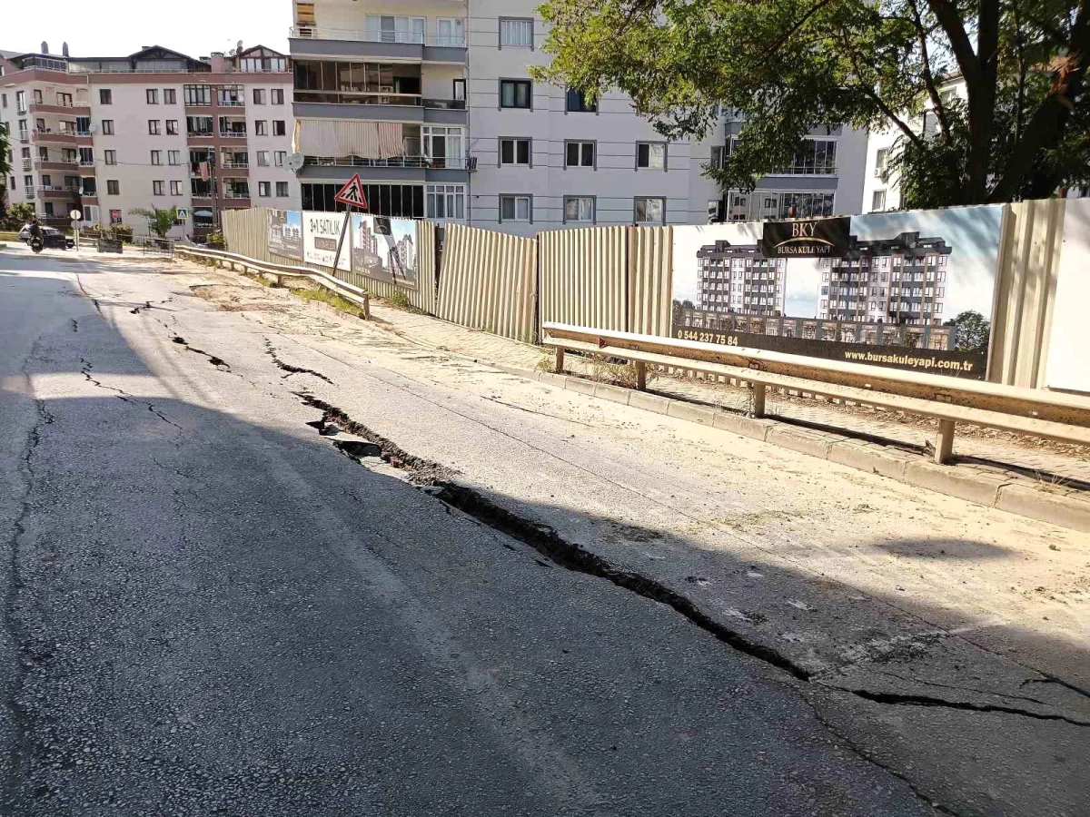 Mudanya’da Konut Projesi Yolu Çatlattı, Ana Caddede Trafiğe Kapatma