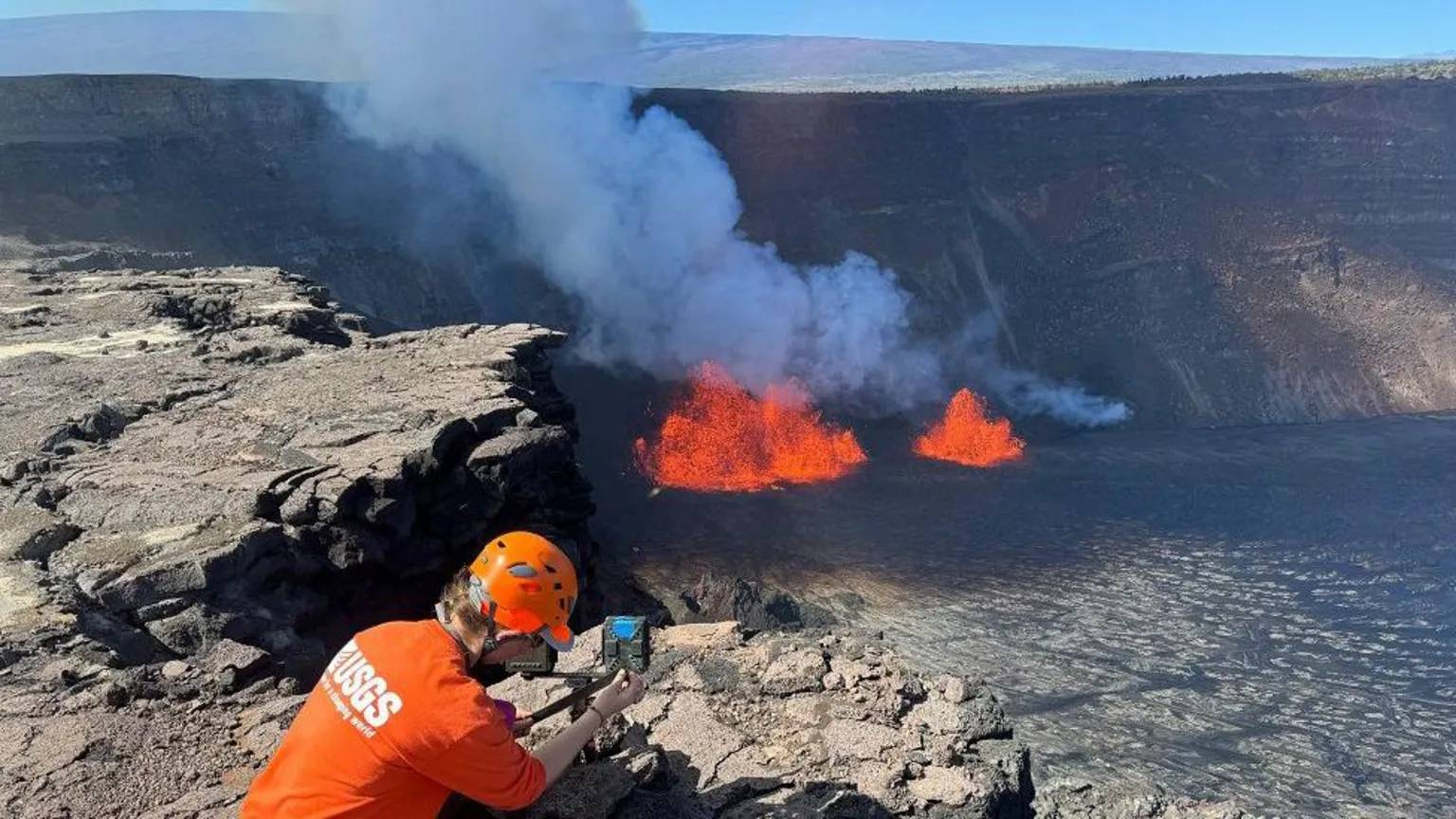 Hawaii’de küçük bir çocuk, yanardağa düşmekten son anda kurtarıldı