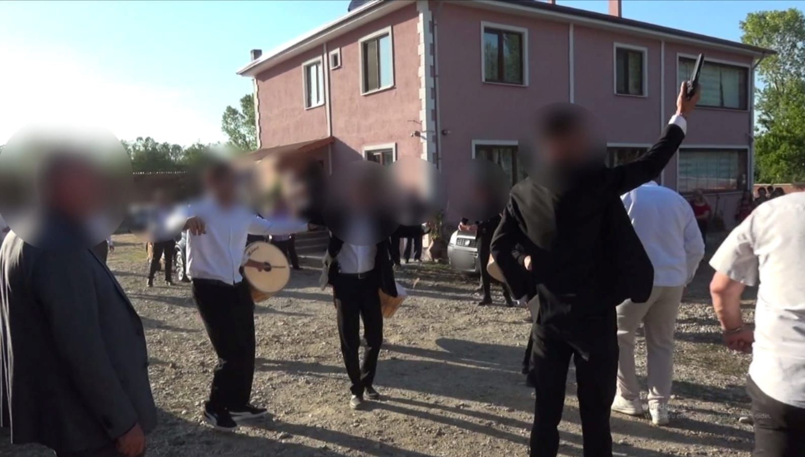 dugunde havaya ates acildi bir kisi vuruldu jL1JGmp3