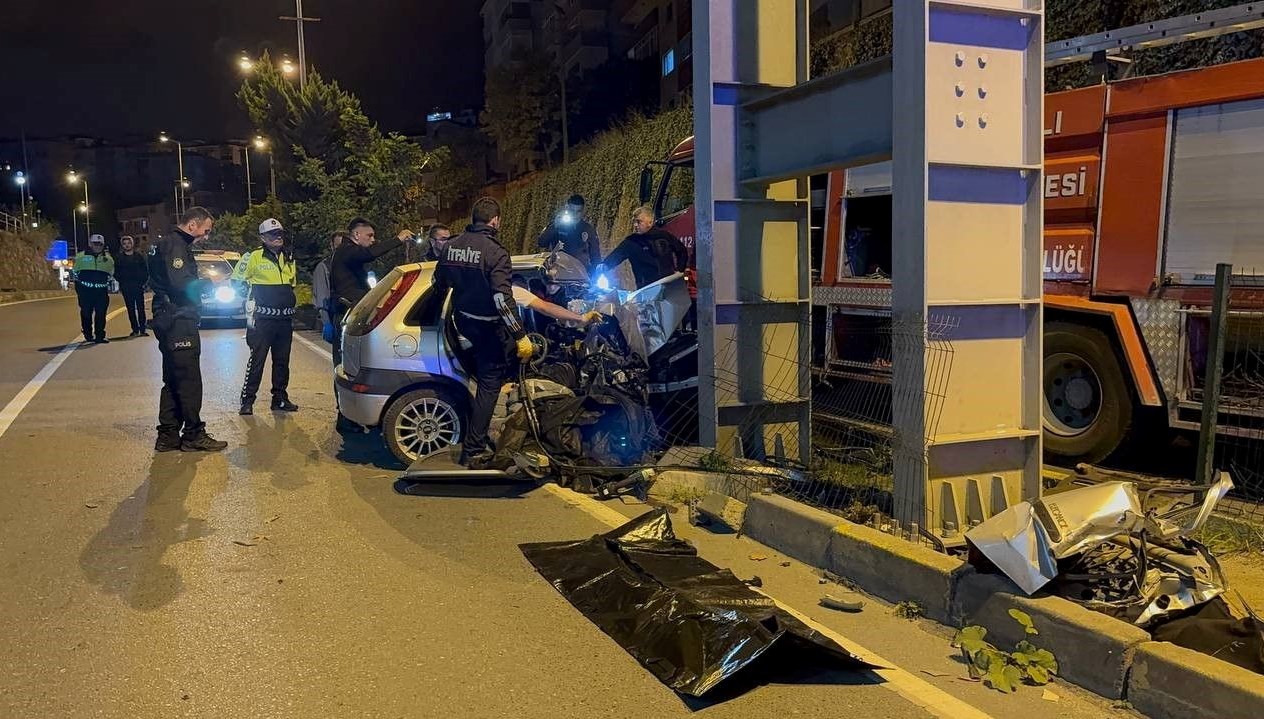 zonguldakta feci kaza ust gecidin ayagina carpan otomobilde iki klisi oldu Xa1GIx1w