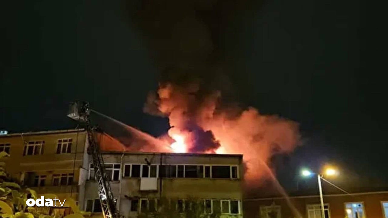 beyoglunda 5 katli binanin catisi yandi vatandaslar tahliye edildi 2zzihTcq.jpg