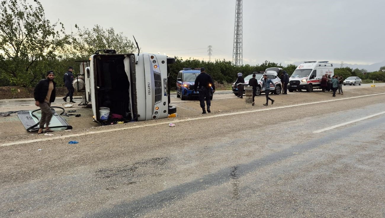 tarim iscilerini tasiyan midibus devrildi11 yarali lvv77IgB.jpg