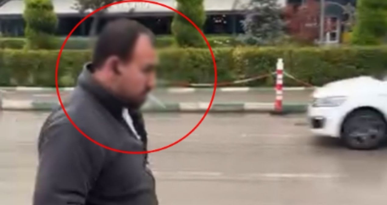 yolcu degil sofor araci durdurup sigara icti kKrbM5mJ