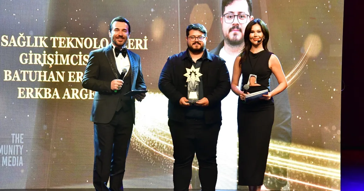 gebze bilisim vadisindeki erkbaya kristal cam odulu t3uKKQNI.webp