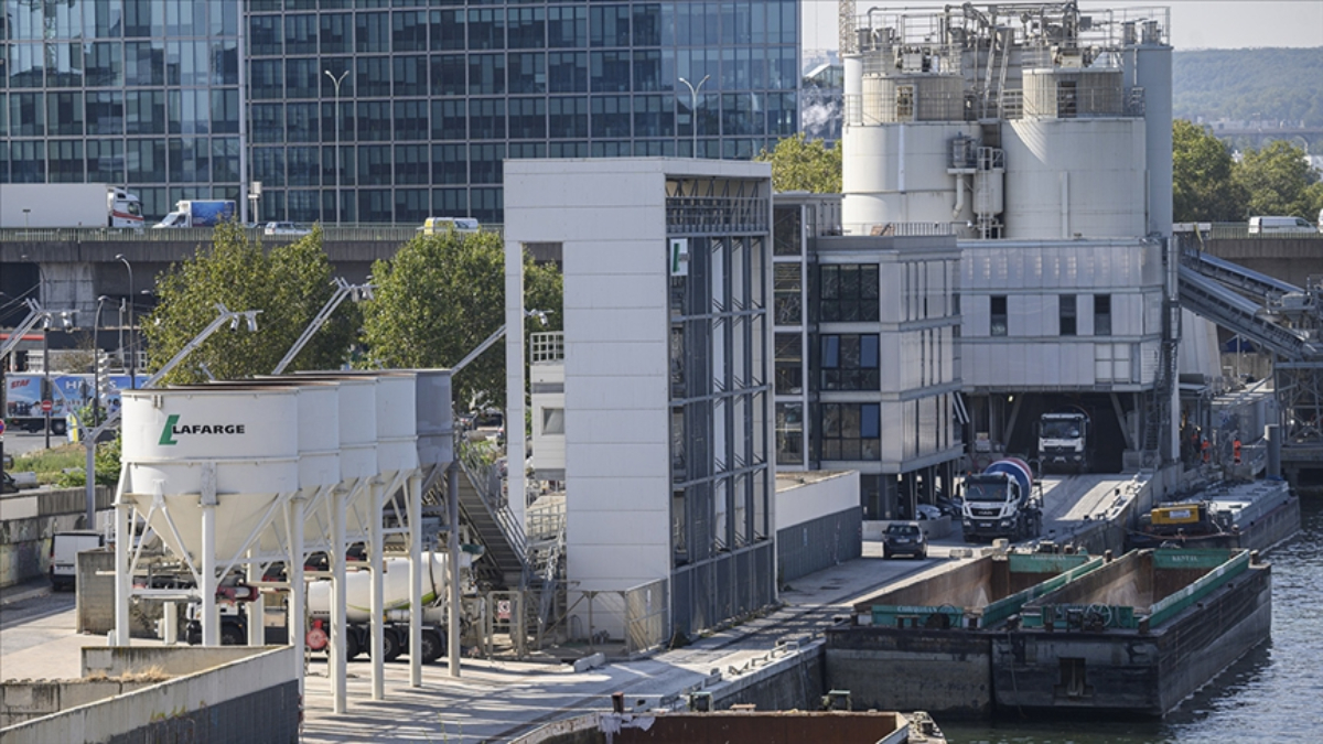 mitin suriyede fabrikasini vurdugu lafarge fransada teror orgutunu finanse etmekten yargilaniyor 2f6Tk9zl.jpg