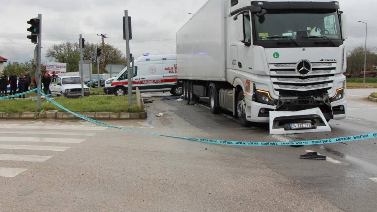 Amasya’da Üzücü Trafik Kazası: TIR’ın Altına Düşen Yamaç Bebek Hayatını Kaybetti