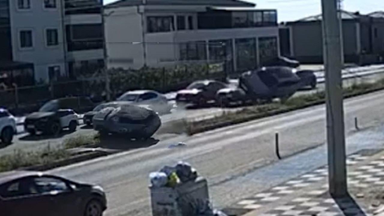 Feci Kaza: Şeritten Çıkan Araç Takla Attı