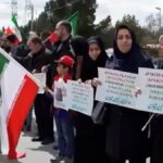 trump-yok-etmekle-tehdit-etti-iranli-kadinlar-koprulere-giderek-nobete-basladi-dtrIfKCJ