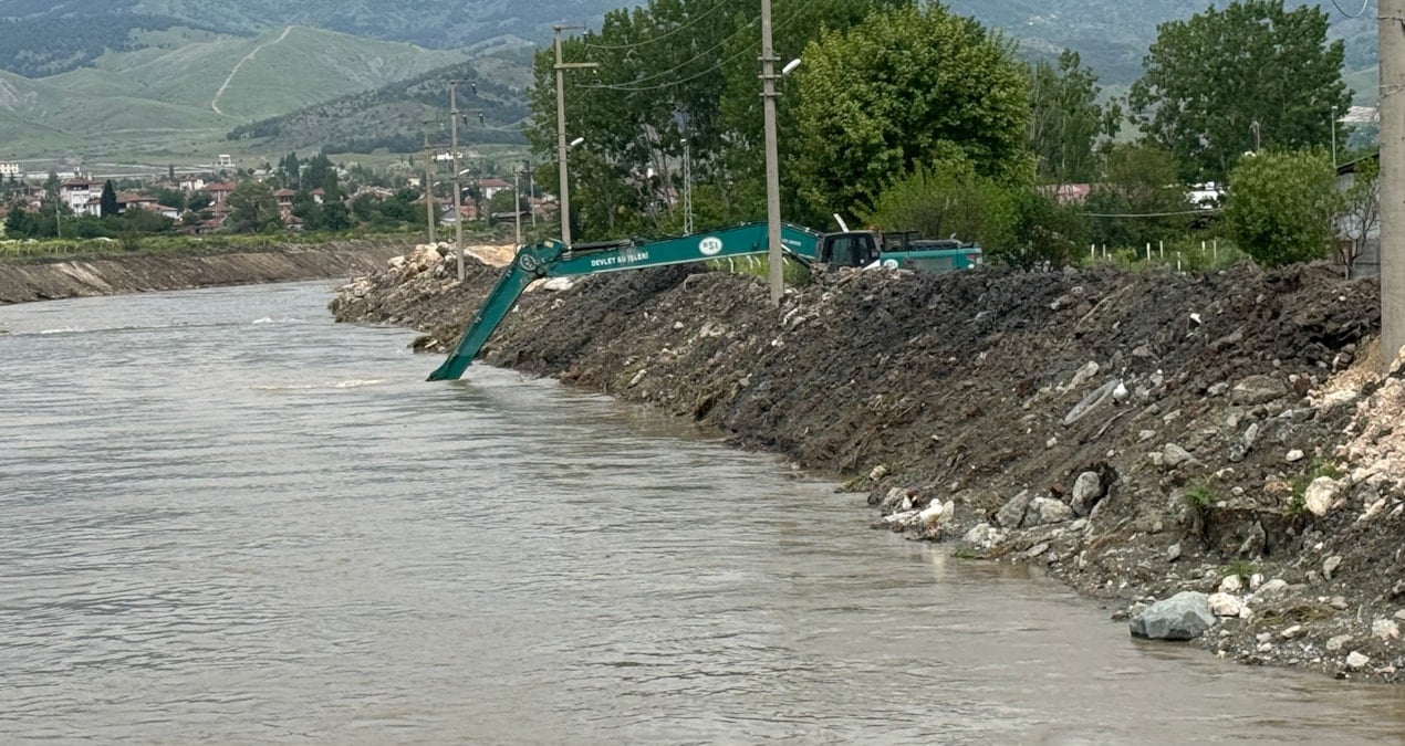 Turhal’da Sel Tehlikesi: Esnaf Kepenk Kapatıp Kum Torbalarıyla Önlem Aldı