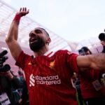 Besiktasli taraftarlar trossardin imza toreninde adini haykirdigi misirli yildiza kavusuyor salah atesi yandi ZYeCCQDN