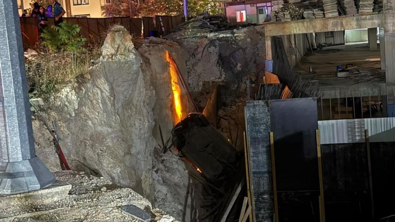 Gaziantepte kaza sonrasi savrulan arac insaat cukuruna uctu 2si agir 3 yarali YOX2xTWQ
